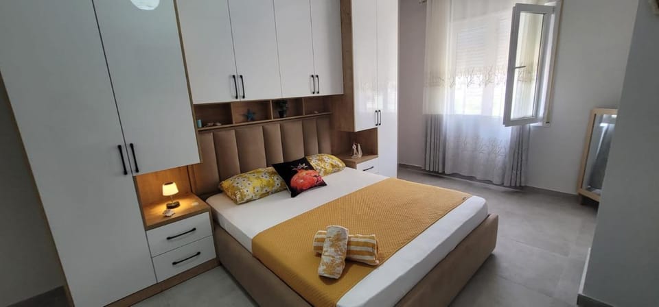 Photo of the whole room, Bedroom, towels, wardrobe