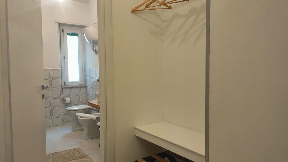 Bathroom, Photo of the whole room, locker, wardrobe