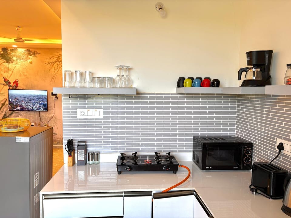Coffee/tea facilities, Kitchen or kitchenette, stove, toaster