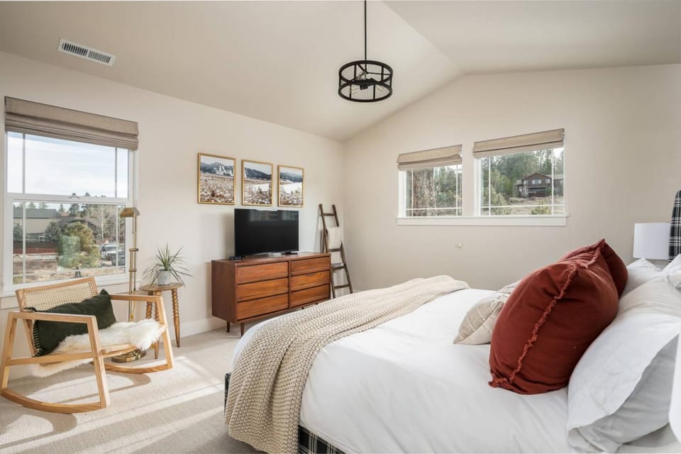 Bachelor Bliss with Hot Tub & ADU House in Bend