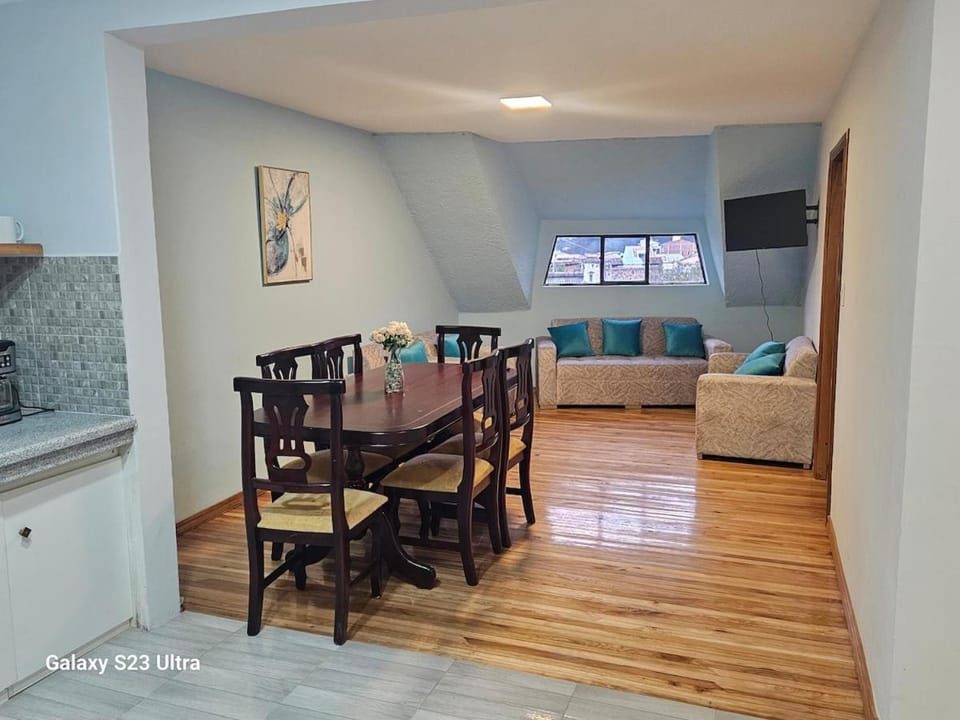 Casa centro histórico de Cuenca para grupos grandes de 4 a 56 personas House in Cuenca