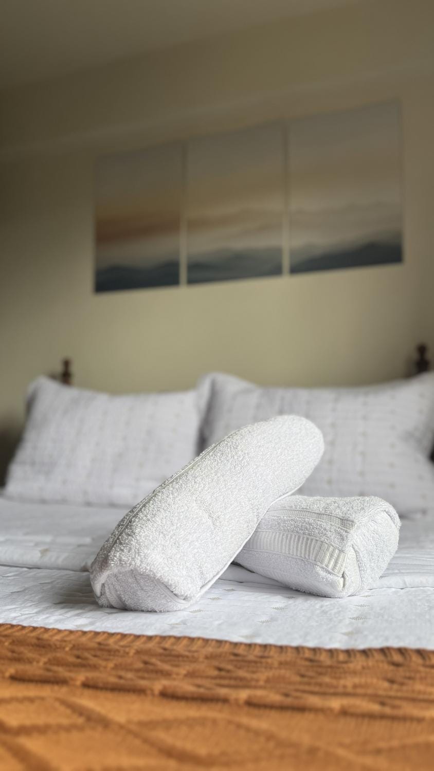 Bed, Bedroom, towels