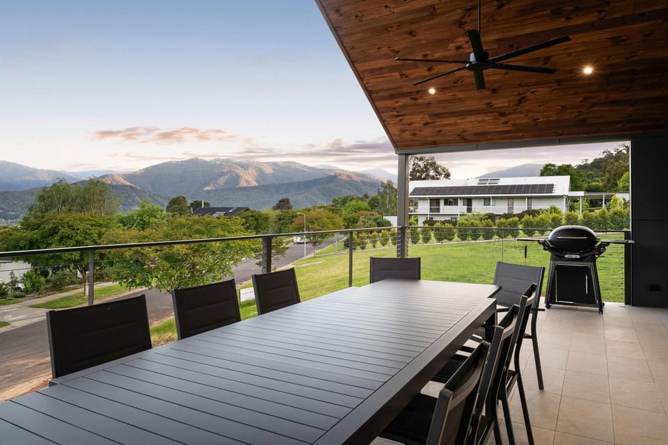 Fiddle View Alfresco Dining with Mountain Views House in Tawonga South