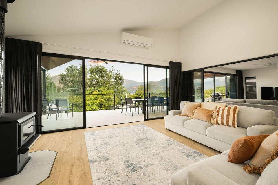 Fiddle View Alfresco Dining with Mountain Views House in Tawonga South
