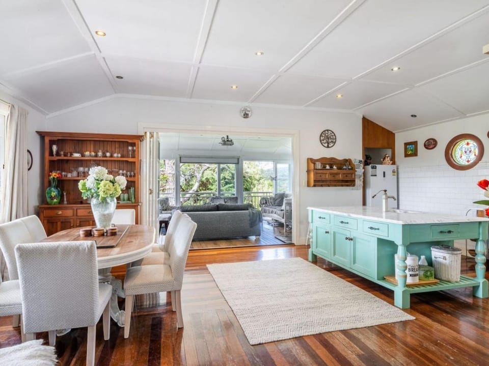 Dining area, kitchen