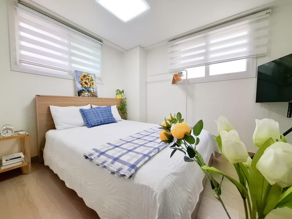 Bed, TV and multimedia, Photo of the whole room, Bedroom