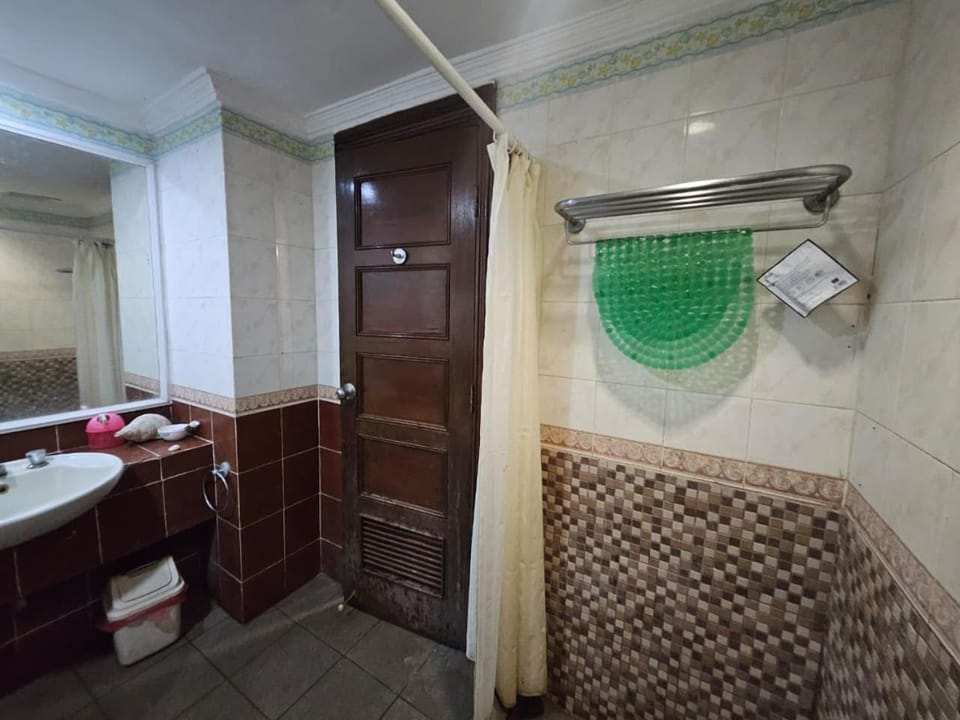 Apartemen marbella anyer tower Nakula lt 2 type DELUXE 1 KAMAR TIDUR utama 1 kamar anak view kolam renang & laut Apartment in Indonesia
