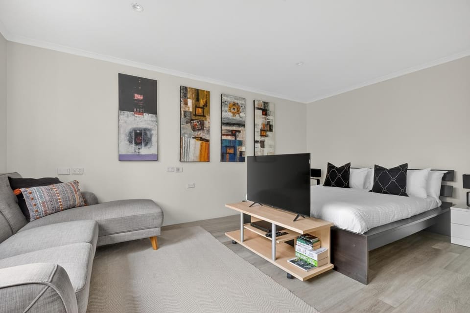 TV and multimedia, Photo of the whole room, Seating area, Bedroom