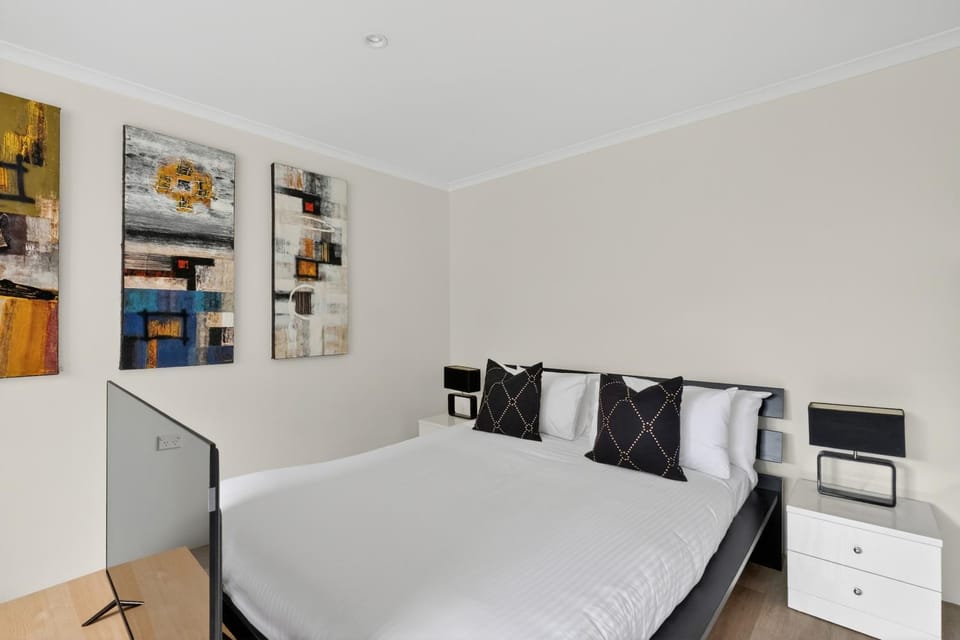 Bed, TV and multimedia, Decorative detail, Bedroom
