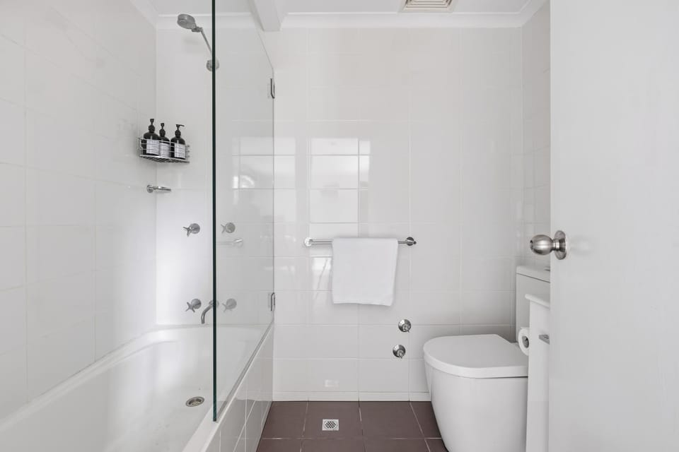 Shower, Toilet, Bathroom, Bath, towels
