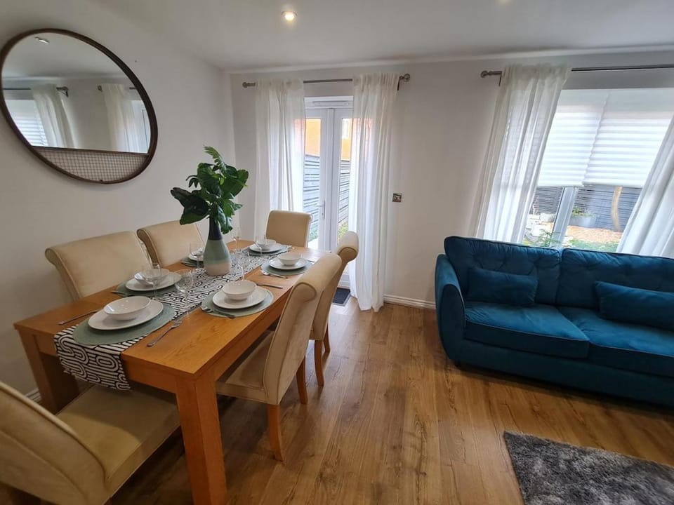 Living room, Seating area, Dining area