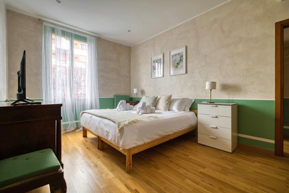 Bed, TV and multimedia, Photo of the whole room, Bedroom