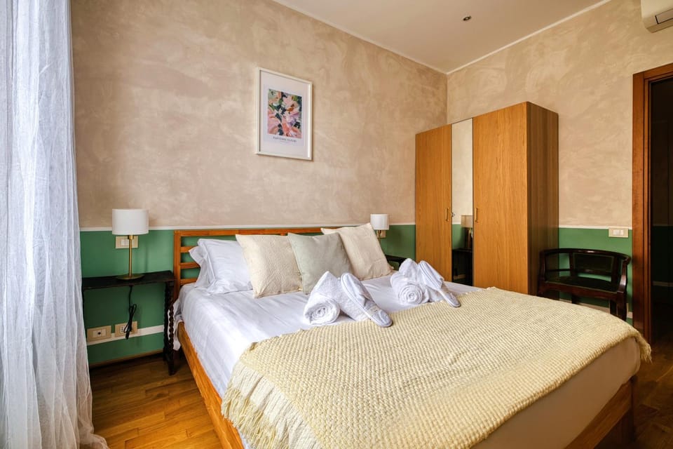 Bedroom, towels, wardrobe