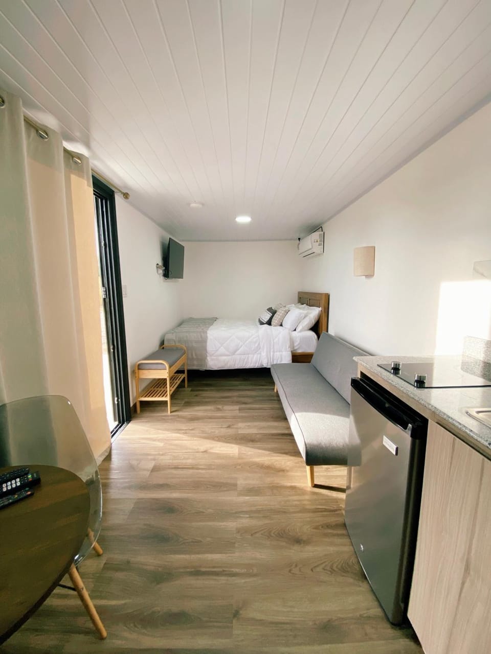 Bed, TV and multimedia, Photo of the whole room, Bedroom, air conditioner