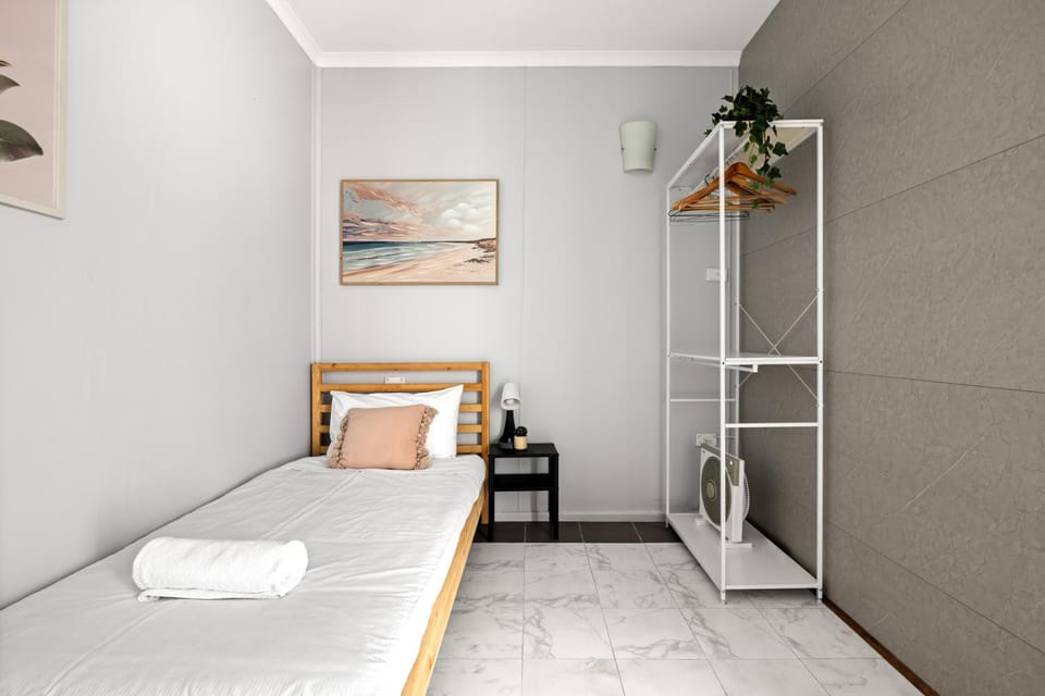 Light & Simple Single Room in Courtyard - Peakhurst Area - Shared Bathroom Bed and Breakfast in Sydney