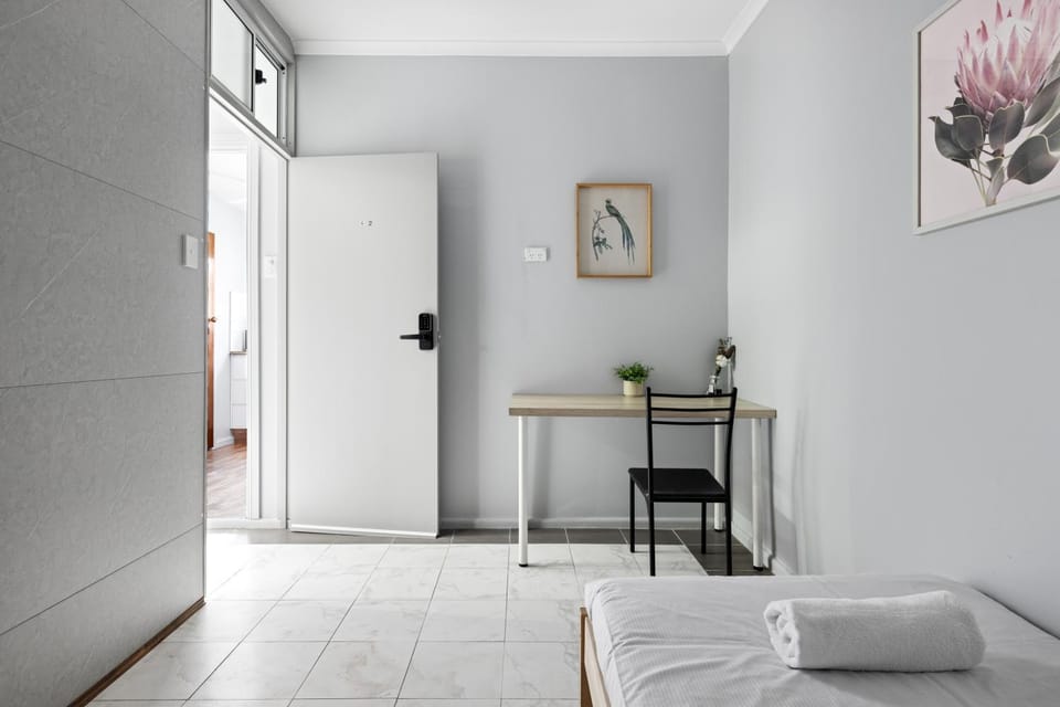 Light & Simple Single Room in Courtyard - Peakhurst Area - Shared Bathroom Bed and Breakfast in Sydney