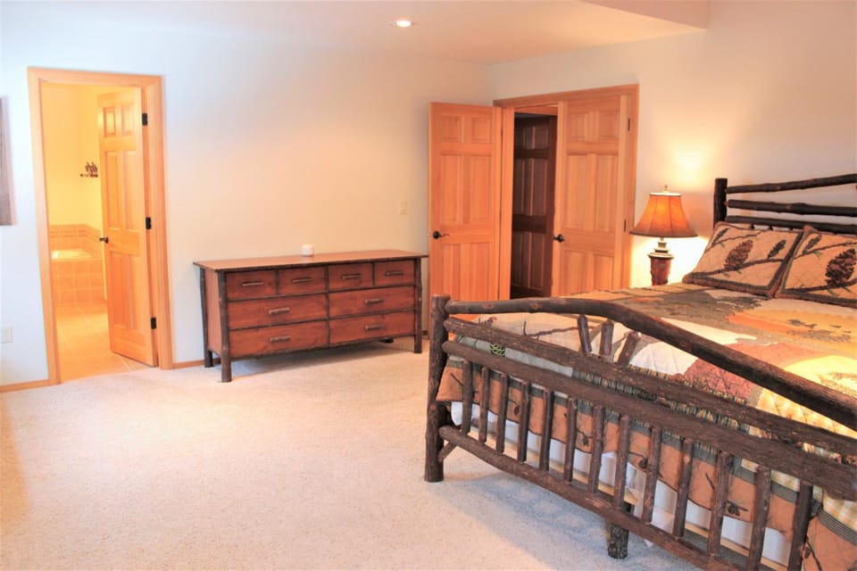 Tokatee Large Home with Hot Tub & Ping Pong House in Sunriver