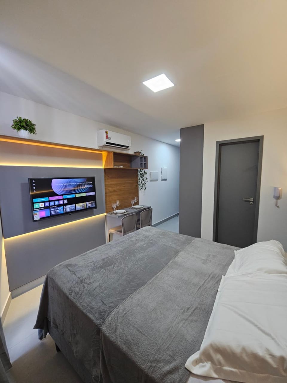 Photo of the whole room, Bedroom