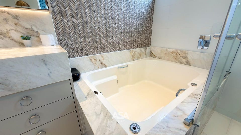 Toilet, Hot Tub