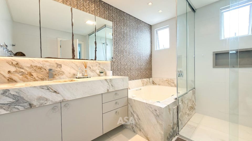 Toilet, Hot Tub