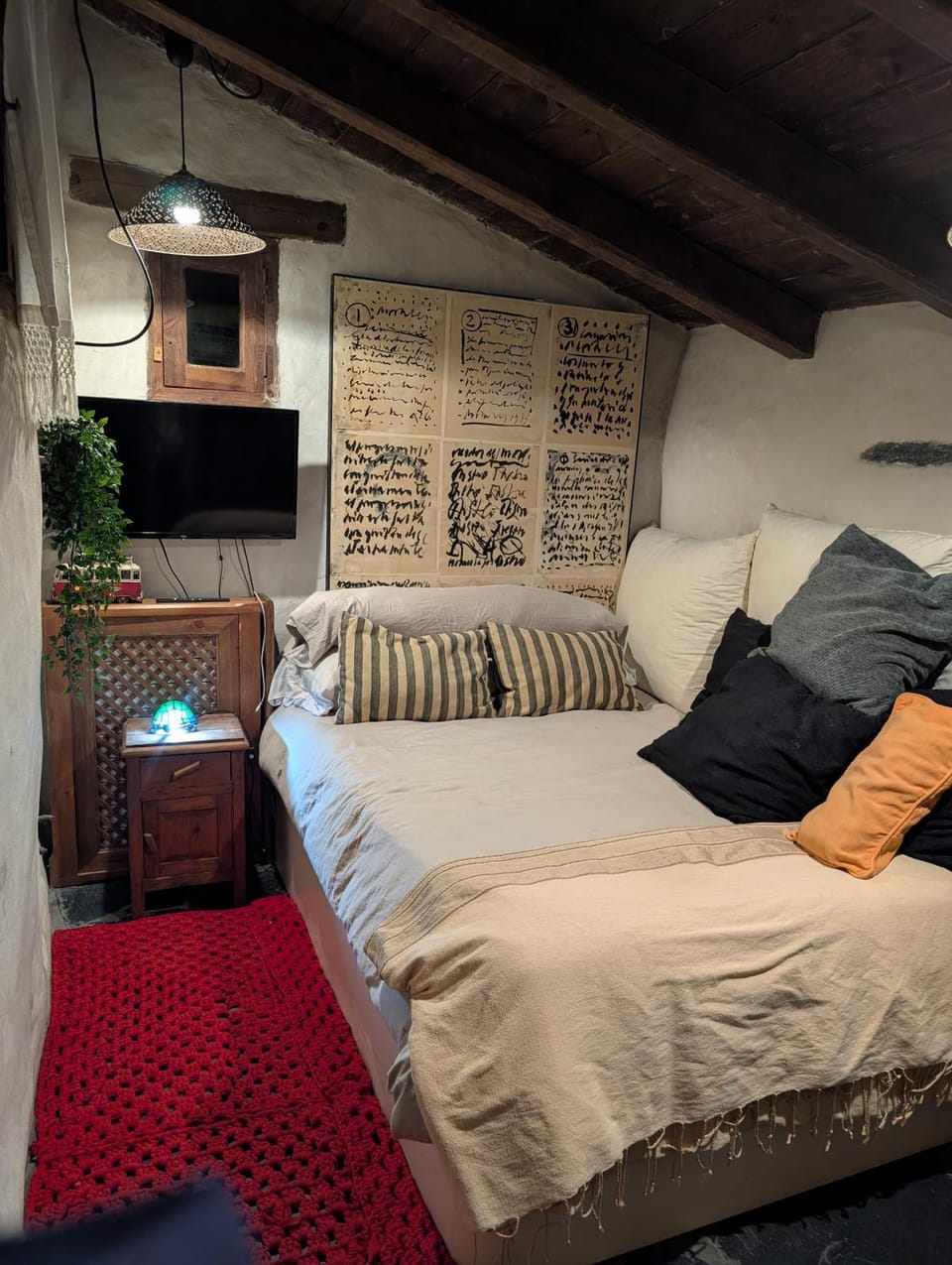 Bed, TV and multimedia, Photo of the whole room, Bedroom
