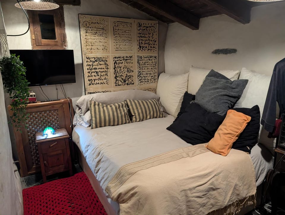 Bed, TV and multimedia, Photo of the whole room, Bedroom