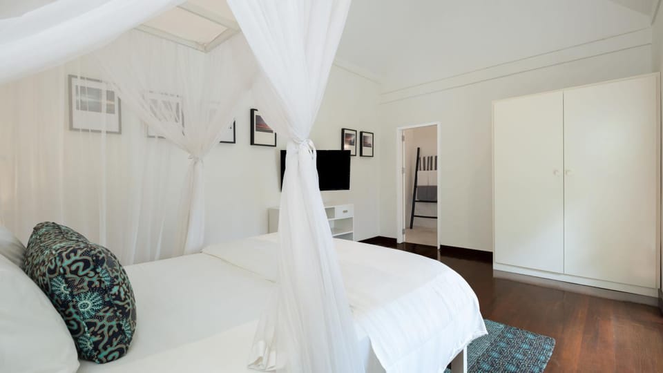 Bed, TV and multimedia, Bedroom