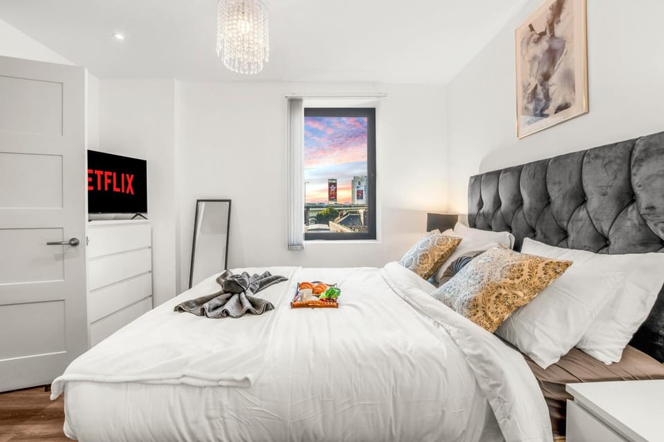 2 Bed & 2 Bath, FREE Parking - 10 Min to Brentford Stadium By Stay Aura Short Term Lets London Apartment in Brentford