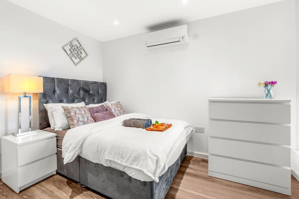 2 Bed & 2 Bath, FREE Parking - 10 Min to Brentford Stadium By Stay Aura Short Term Lets London Apartment in Brentford