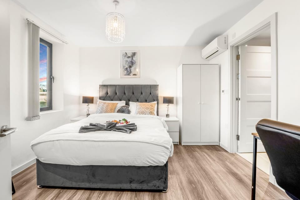 2 Bed & 2 Bath, FREE Parking - 10 Min to Brentford Stadium By Stay Aura Short Term Lets London Apartment in Brentford