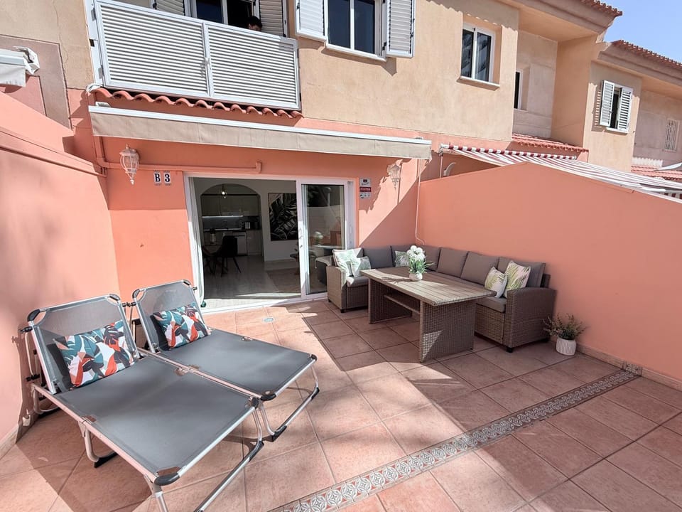 Property building, Balcony/Terrace, sunbed