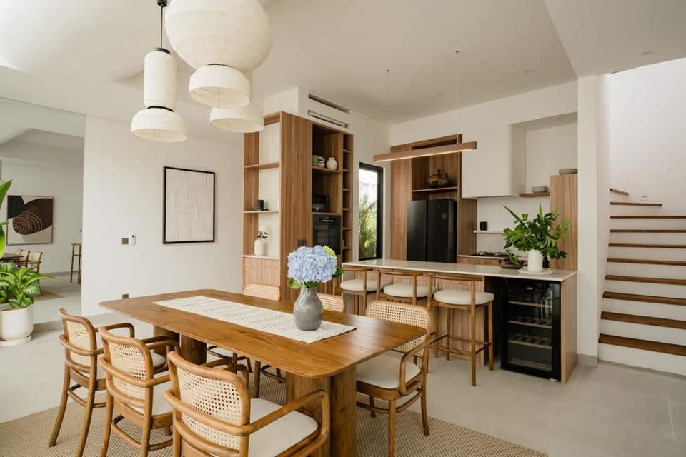 Kitchen or kitchenette, Living room, Seating area, Dining area