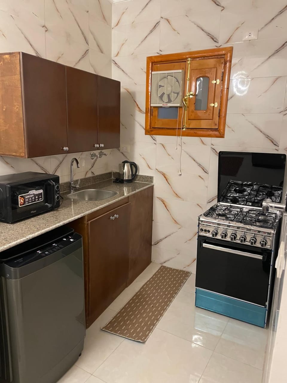 Kitchen or kitchenette, Photo of the whole room, oven, stove