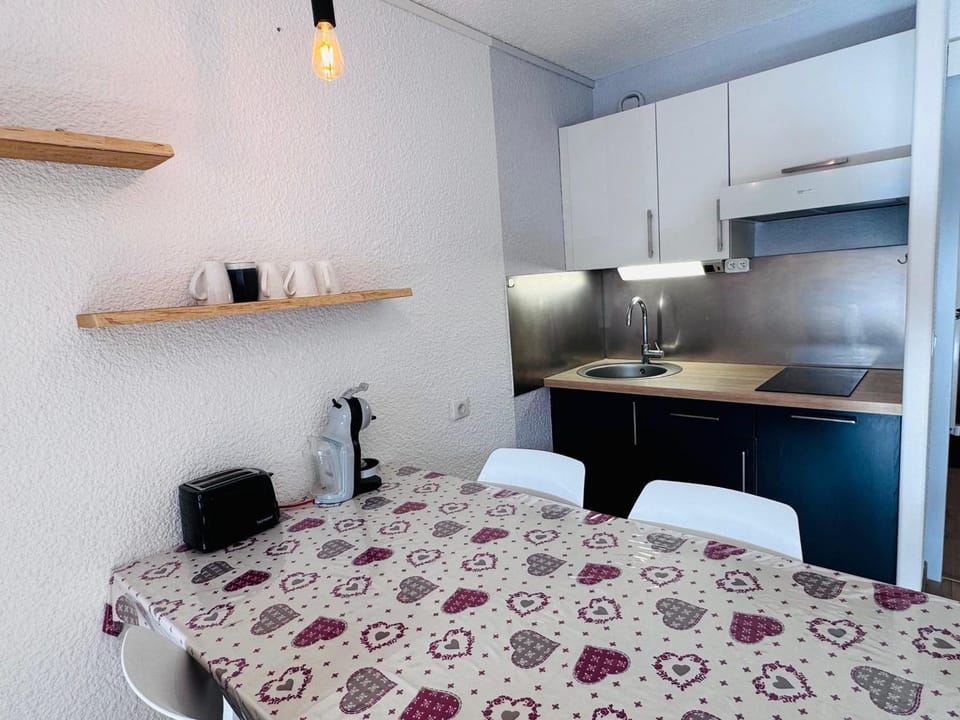 Studio confortable aux Deux Alpes - Grand balcon ensoleillé - FR-1-546-61 Apartment in Les Deux Alpes