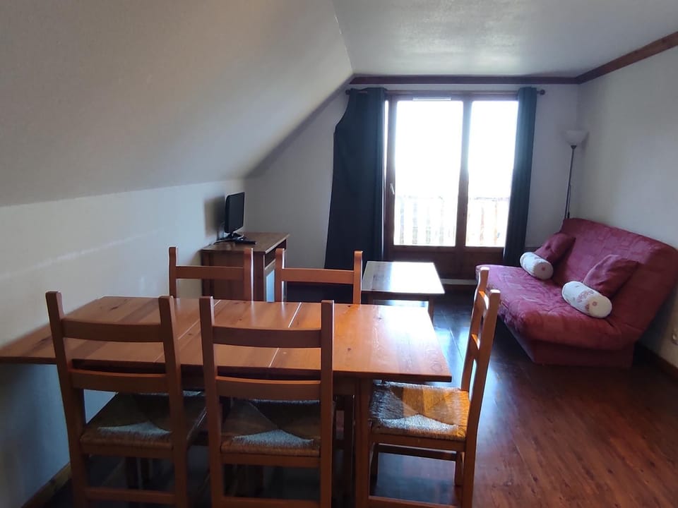 Appartement calme à Super Besse, 5 pers, parking et piscine - FR-1-814-173 Apartment in Besse-et-Saint-Anastaise