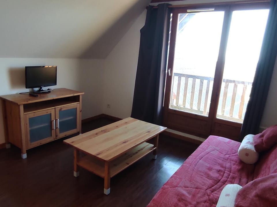 Appartement calme à Super Besse, 5 pers, parking et piscine - FR-1-814-173 Apartment in Besse-et-Saint-Anastaise