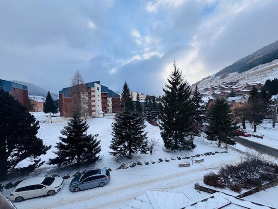 Studio lumineux aux 2 Alpes, balcon sud, parking - FR-1-546-64 Apartment in Les Deux Alpes