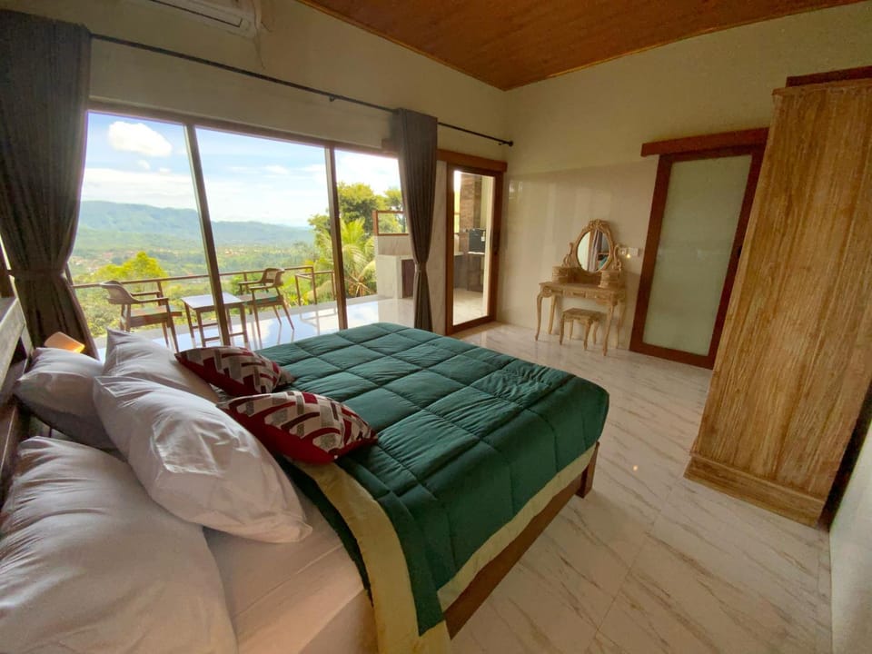 Bedroom, Mountain view