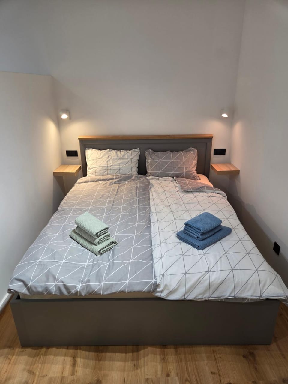 Bed, Photo of the whole room, Bedroom, towels