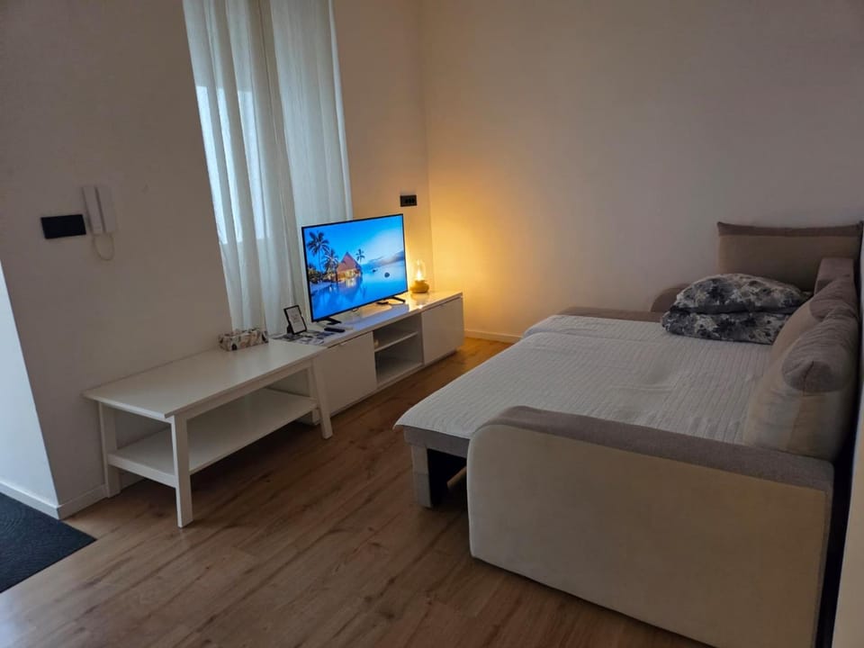 TV and multimedia, Living room, Photo of the whole room, Seating area, Evening entertainment