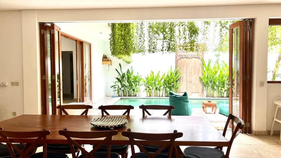 Dining area, Pool view