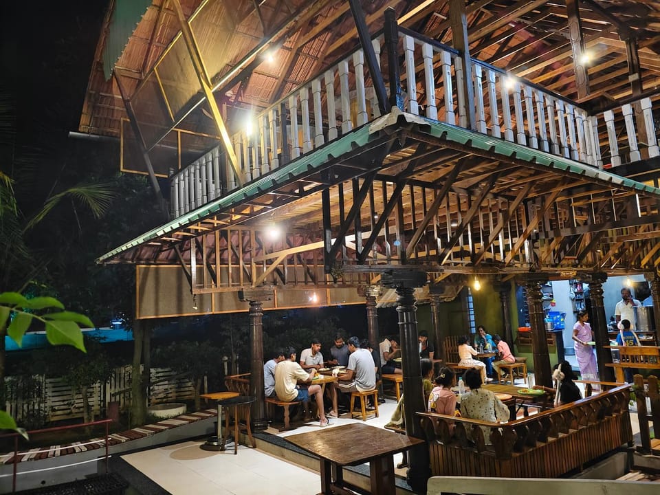 Property building, Restaurant/places to eat, Night, Food and drinks, Dining area, Guests, Guests, Dinner, group of guests, Family