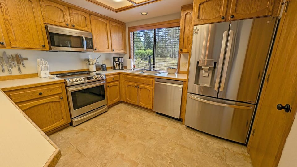 Big Leaf Hot Tub Ping Pong SHARC Stay House in Sunriver