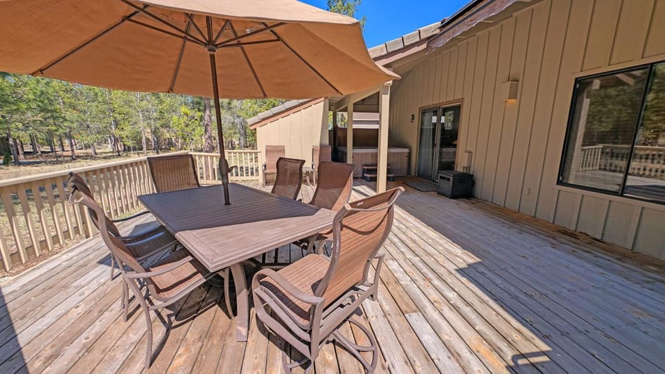 Big Leaf Hot Tub Ping Pong SHARC Stay House in Sunriver