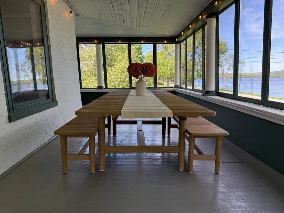 Lakefront Farmhouse for Family Gatherings House in Lake Champlain