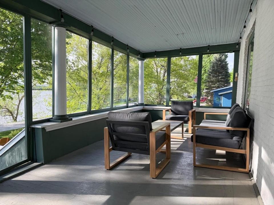 Lakefront Farmhouse for Family Gatherings House in Lake Champlain