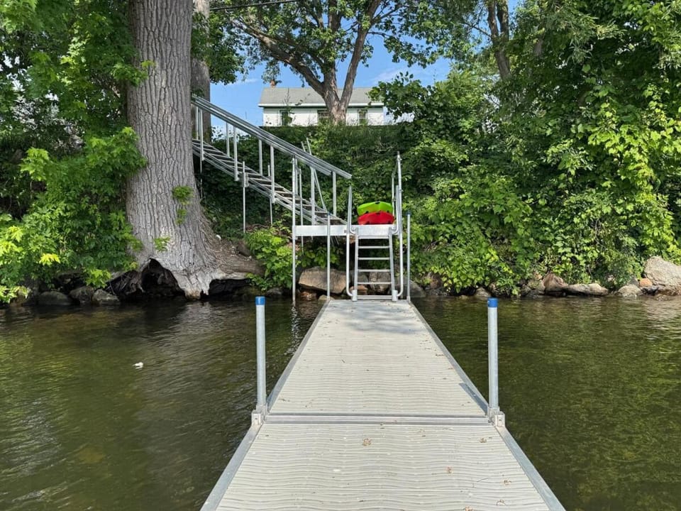 Lakefront Farmhouse for Family Gatherings House in Lake Champlain