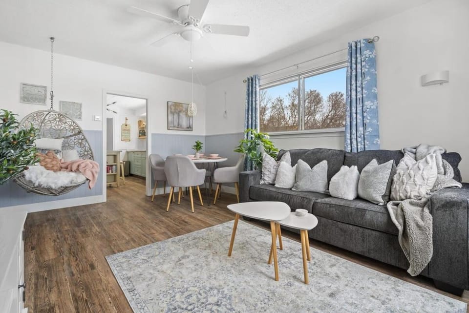 Blue Raptor Family-Friendly 3BR Private Yard House in Drumheller