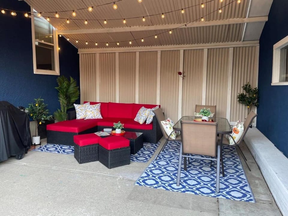 Blue Raptor Family-Friendly 3BR Private Yard House in Drumheller
