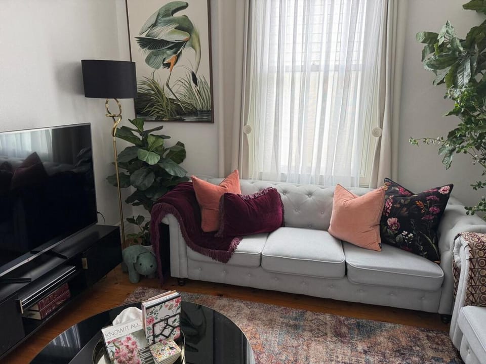 TV and multimedia, Living room, Seating area, Evening entertainment